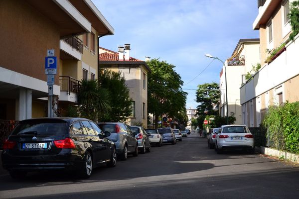 парковка у жилых домов в Местре